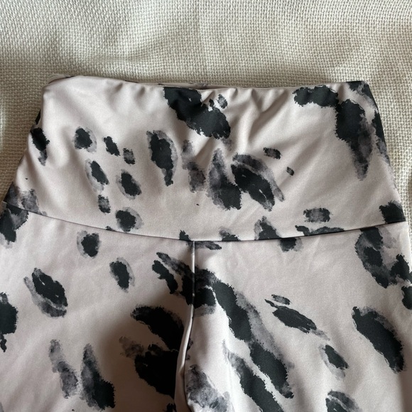 Onzie black and white abstract high rise leggings - Picture 2 of 4